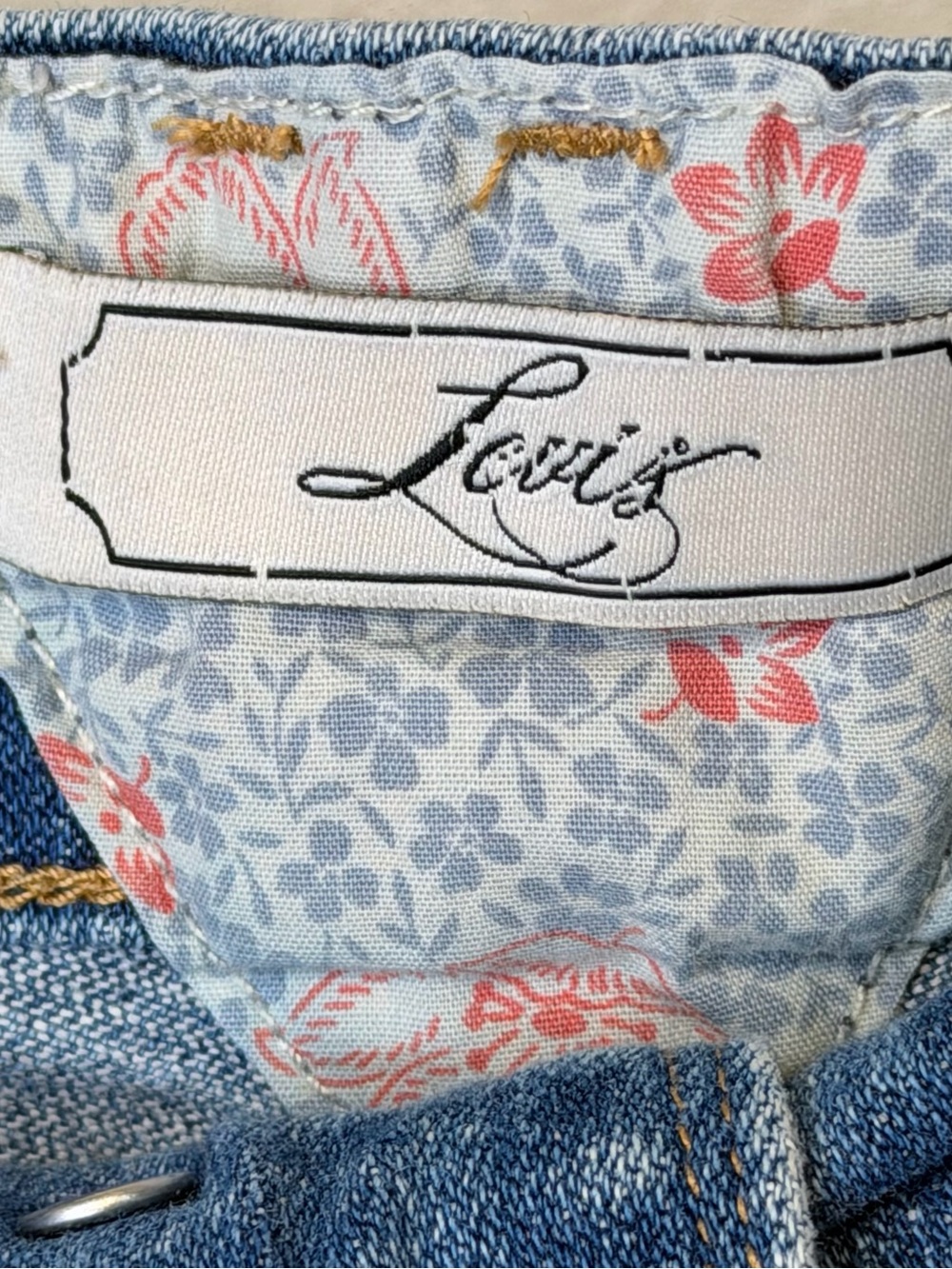 Levi's | Y2K Mid-High Rise Med Blue Wash Quality Denim Stretch Jean Shorts - Picture 10 of 13